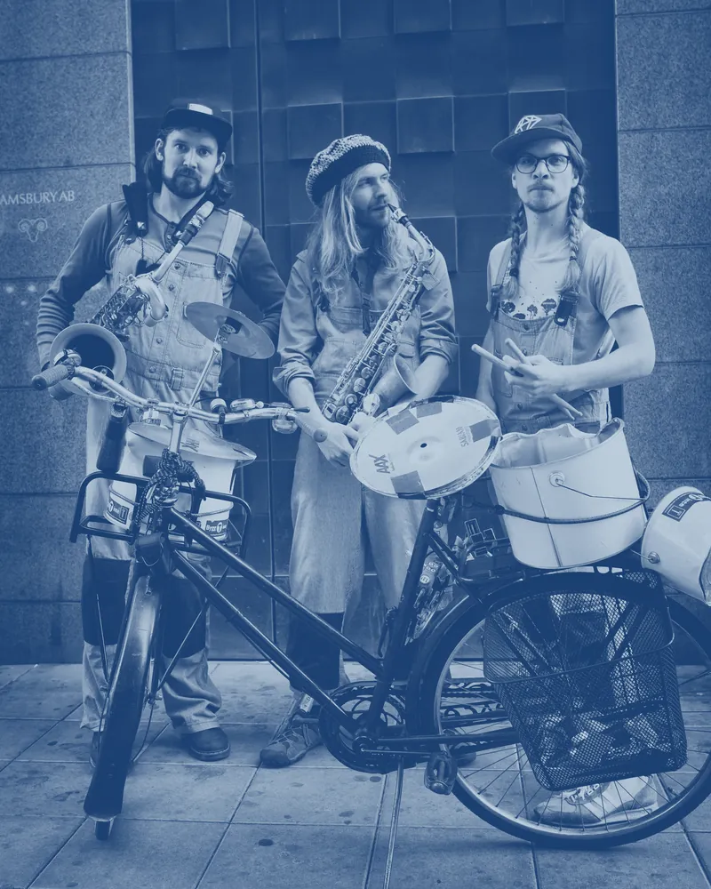 Johan, Mårten och Björn med cykel, trumma och saxofoner.